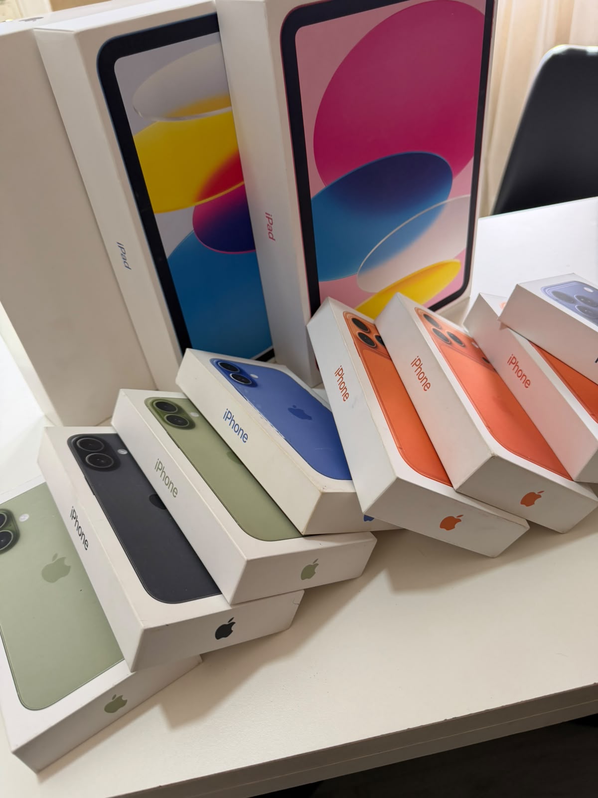 Stock de iPhone cajas apiladas - distribuidor mayorista Argentina
